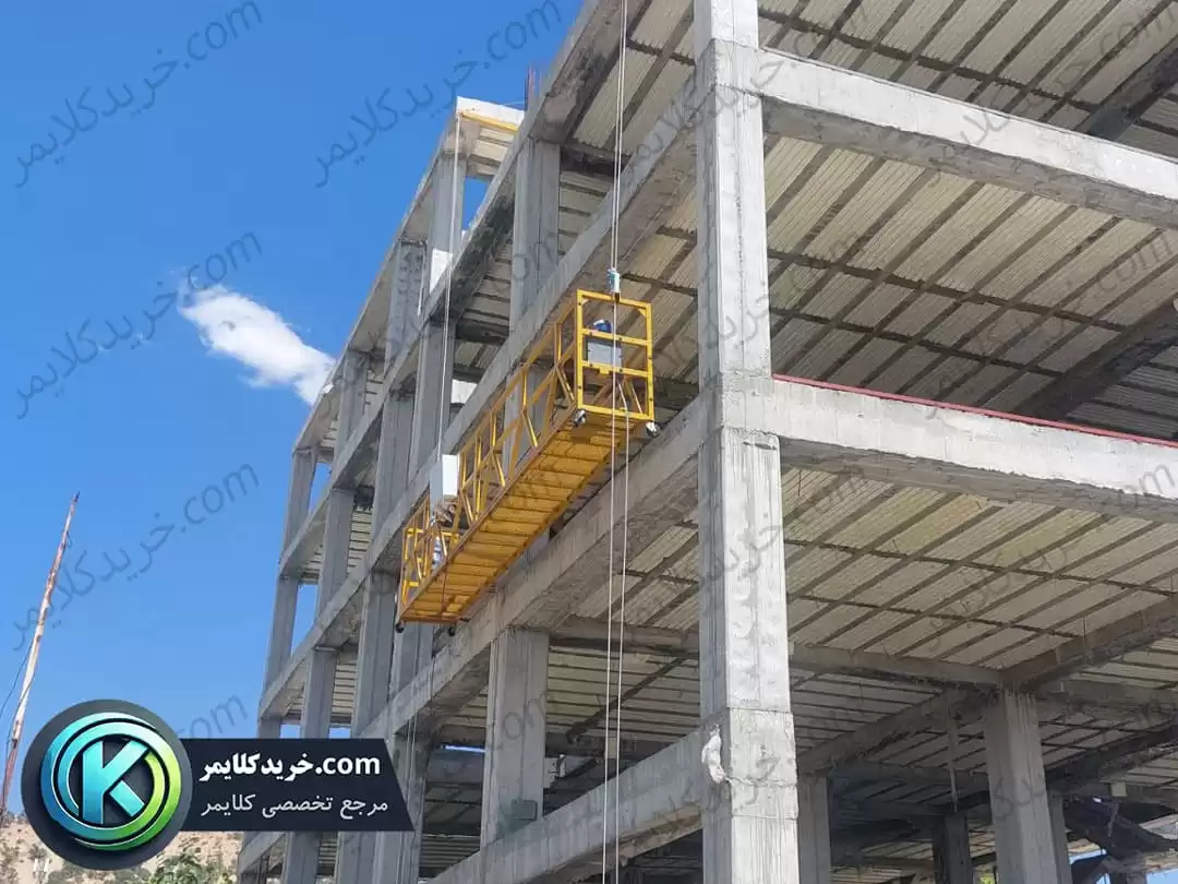 کلایمر در حال اجرای عملیات روی نمای ساختمان