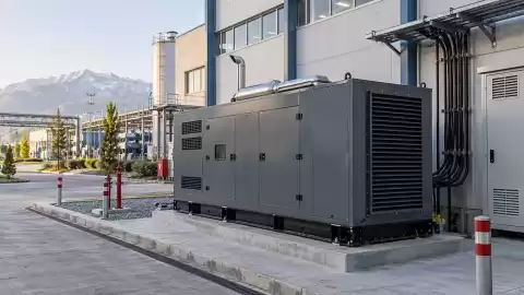 برای کارخانه چه دیزل ژنراتوری بخریم؟ راهنمای محاسبه توان و مقایسه ۶ برند
